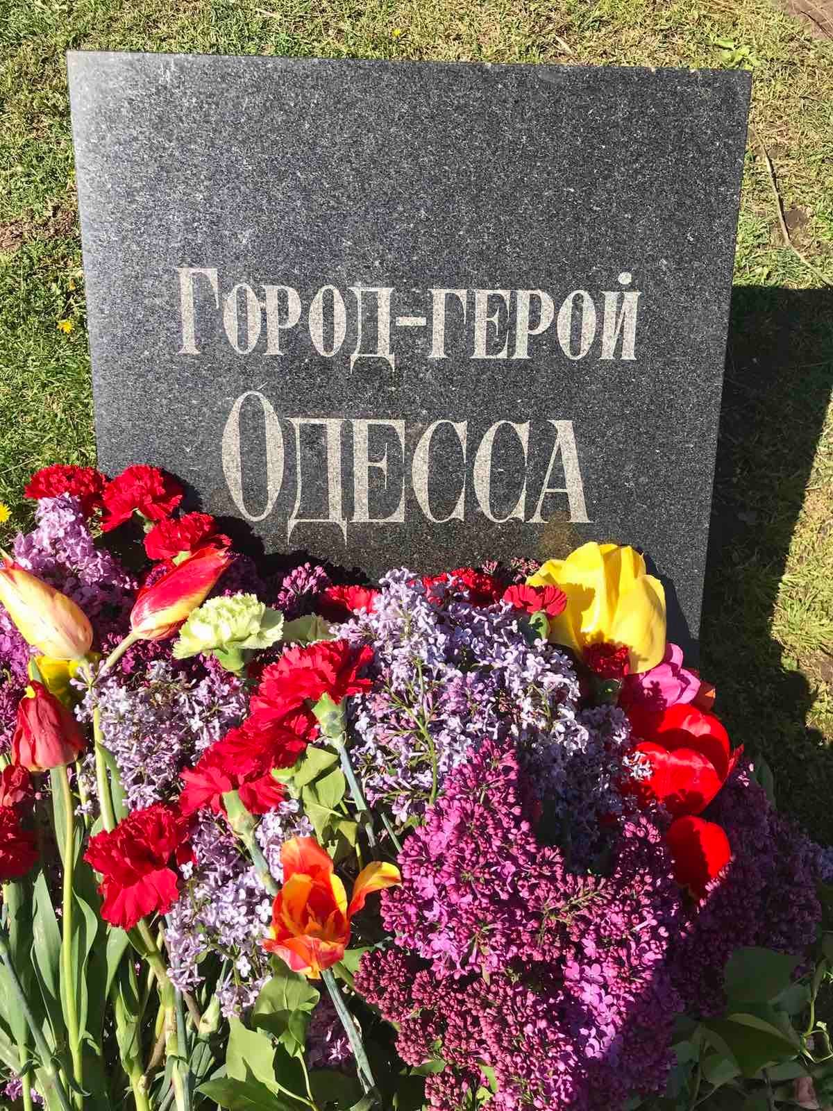 Lãnh đạo Hội người Việt Nam tỉnh Odessa đặt hoa tại tượng đài các thủy thủ vô danh nhân ngày Chiến thắng Phát xít 9/5