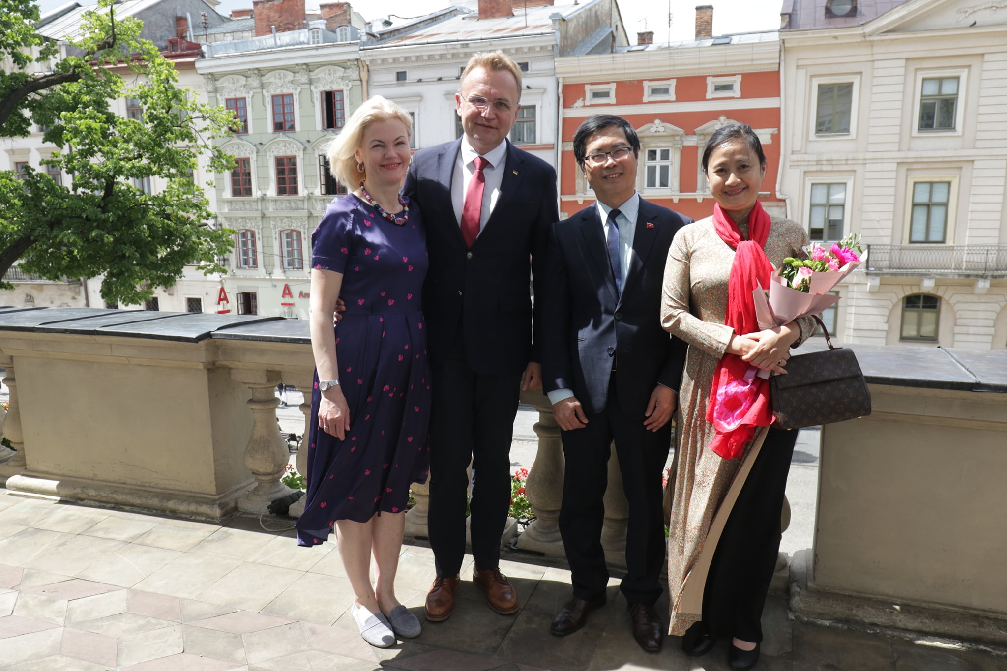 Đại sứ Nguyễn Hồng Thạch thăm làm việc tại Lviv