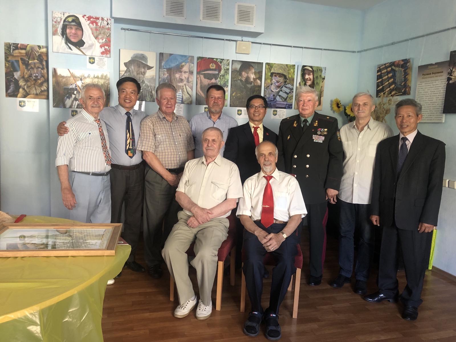 Đại sứ Nguyễn Hồng Thạch thăm làm việc với Hội Cựu chiến binh toàn Ucraina