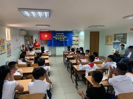 Phóng sự ảnh: Khai giảng năm học mới của lớp học Tiếng Việt Khu đô thị Làng Sen