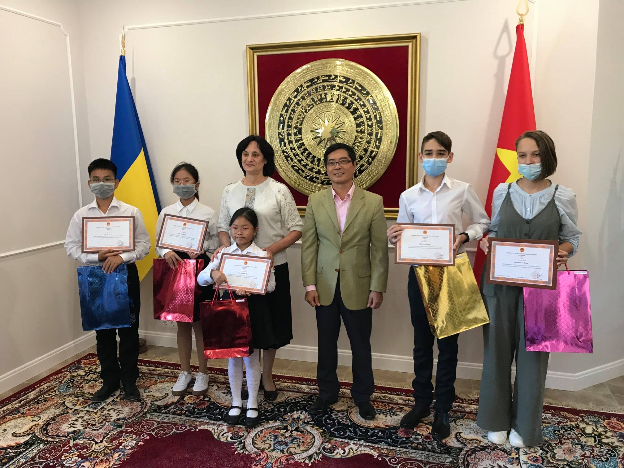 Đại sứ quán ký Thoả thuận hợp tác và trao giải thưởng cho học sinh Trường chuyên ngữ số 251 thành phố Kyiv mang tên Chủ tịch Hồ Chí Minh