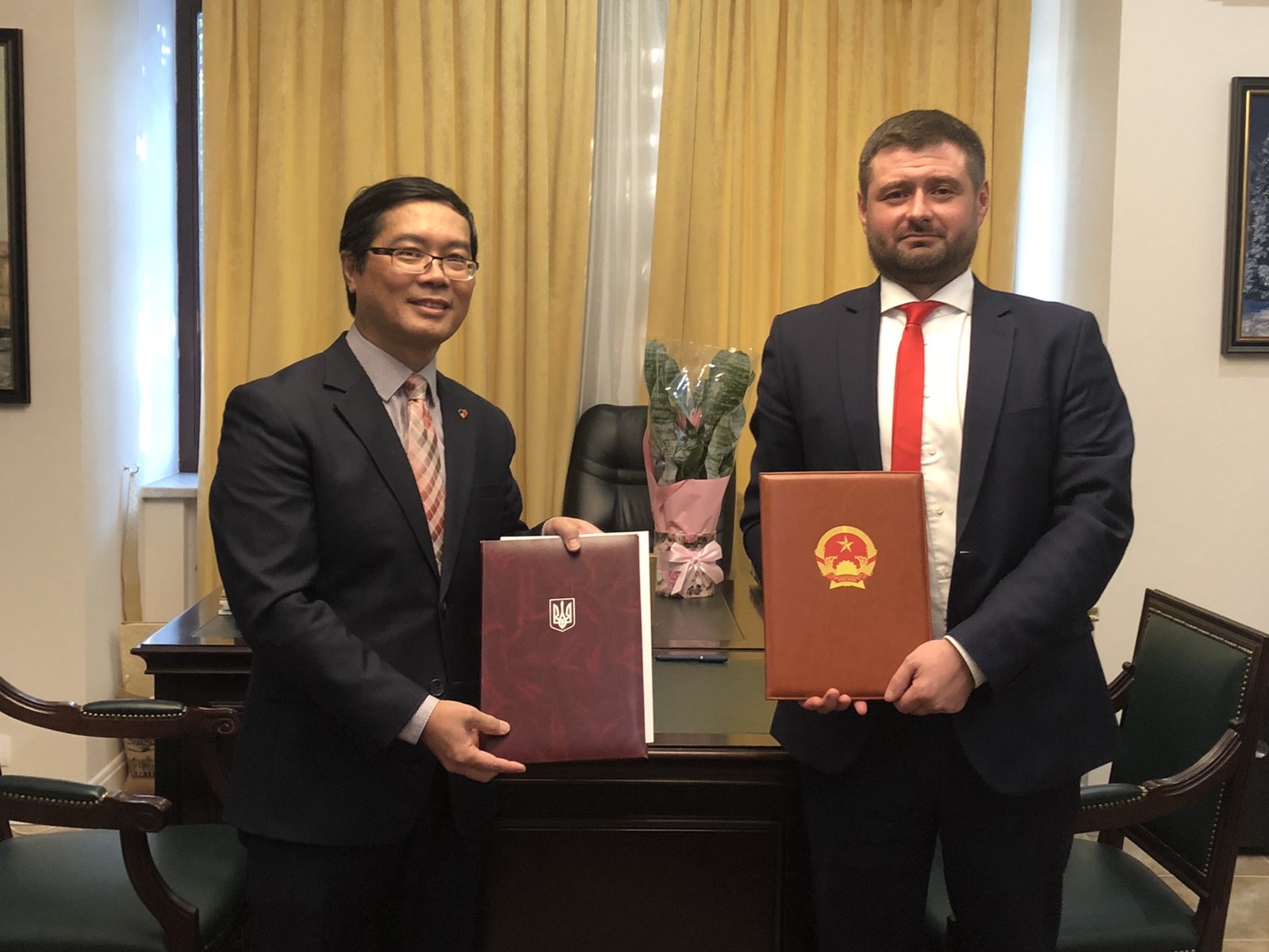 Đại sứ quán ký Thoả thuận hợp tác với Hội hoạ sỹ Ucraina và Nhà bảo trợ Gorchakov