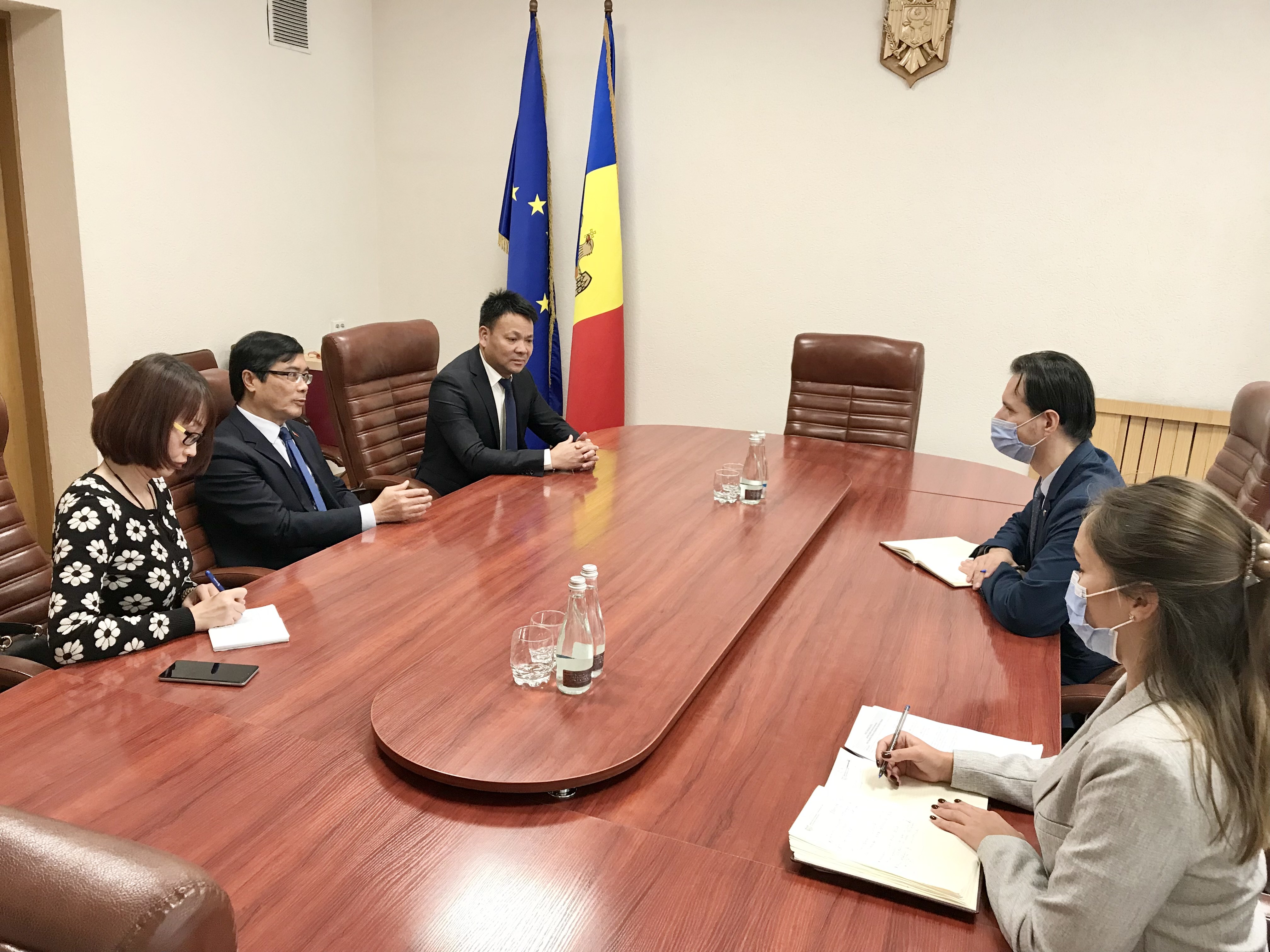 Đại sứ Nguyễn Hồng Thạch làm việc với các bộ ngành Moldova