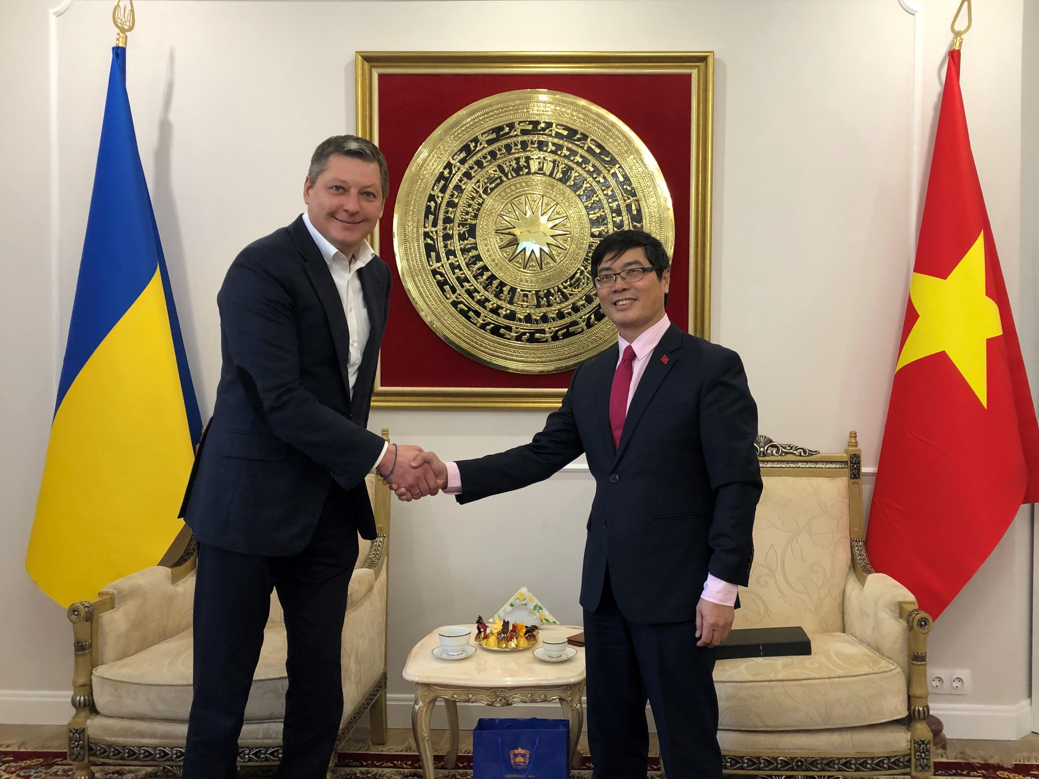 Đại sứ Nguyễn Hồng Thạch tiếp Quận trưởng Quận Shevchenko, Thủ đô Kiev