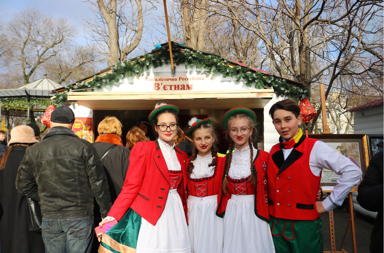 Hai gian hàng Việt Nam được yêu thích tại Hội chợ Giáng sinh từ thiện Odessa