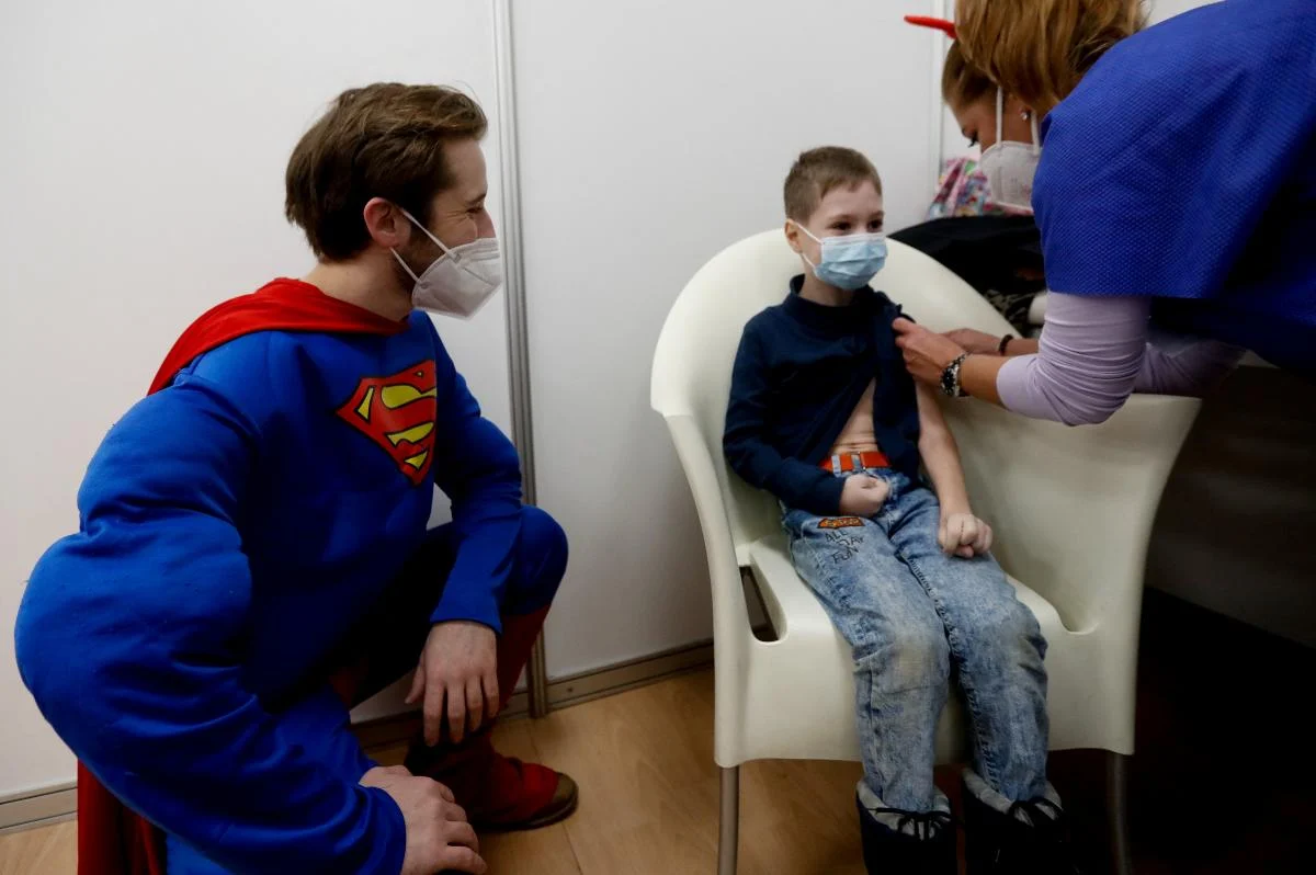 Covid "Omicron" gây tổn hại hàng loạt trẻ em: Các nhân viên y tế kêu gọi tiêm chủng vacxin cho trẻ nhỏ