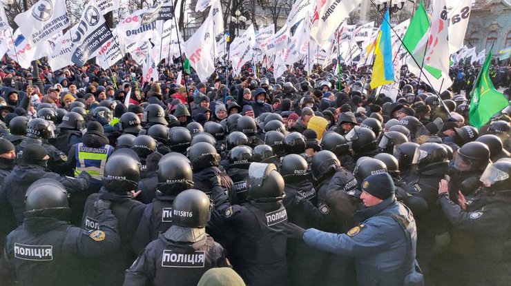 Biểu tình của các tiểu thương (ФОВ) tại Kyiv: người biểu tình cố xâm nhập vào bên trong tòa nhà Quốc hội