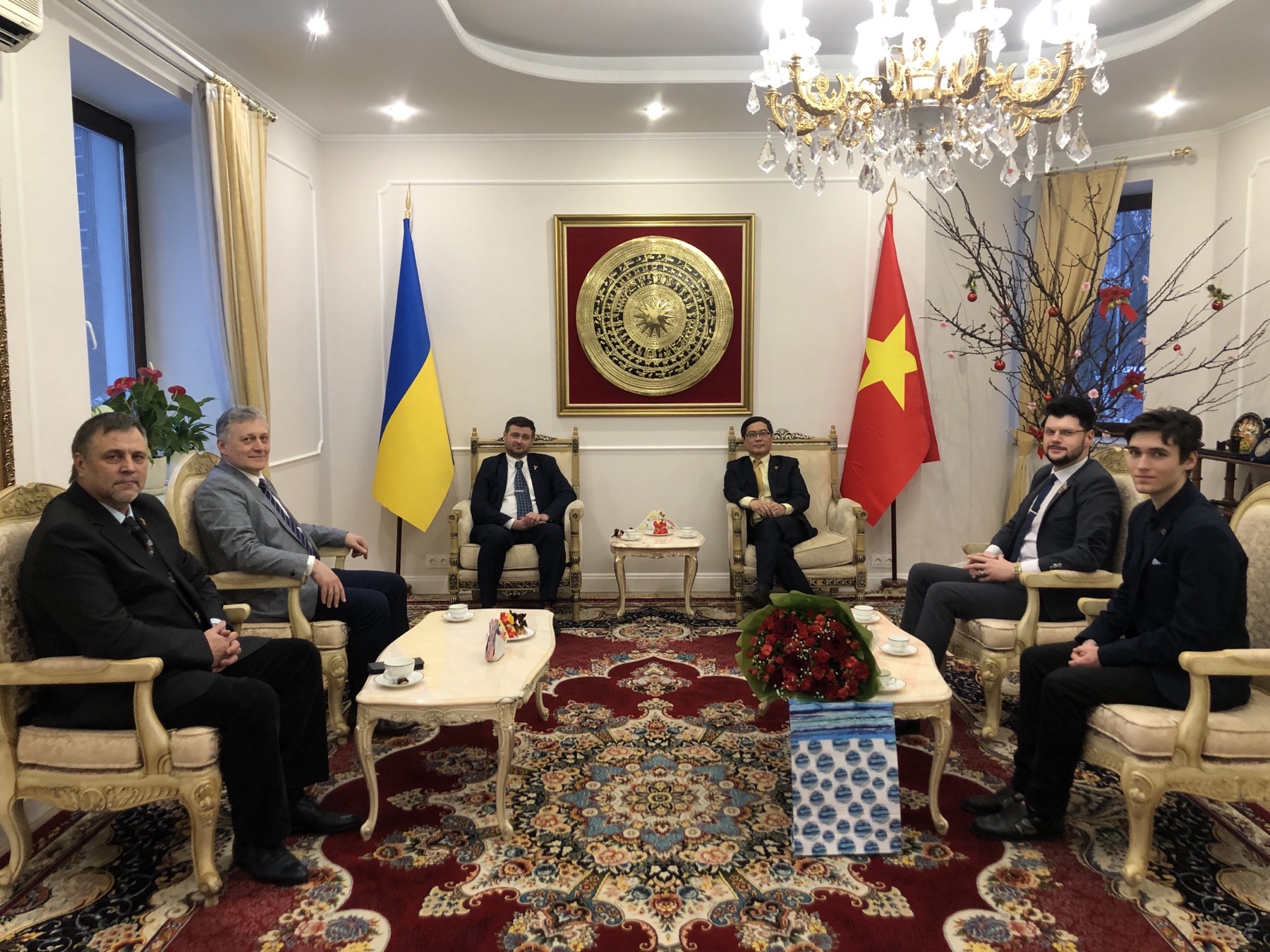 Đại sứ Nguyễn Hồng Thạch tiếp khách nhân dịp 30 năm quan hệ ngoại giao Việt Nam – Ucraina
