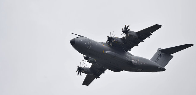 Máy bay vận tải quân sự Anh tới Kyiv
