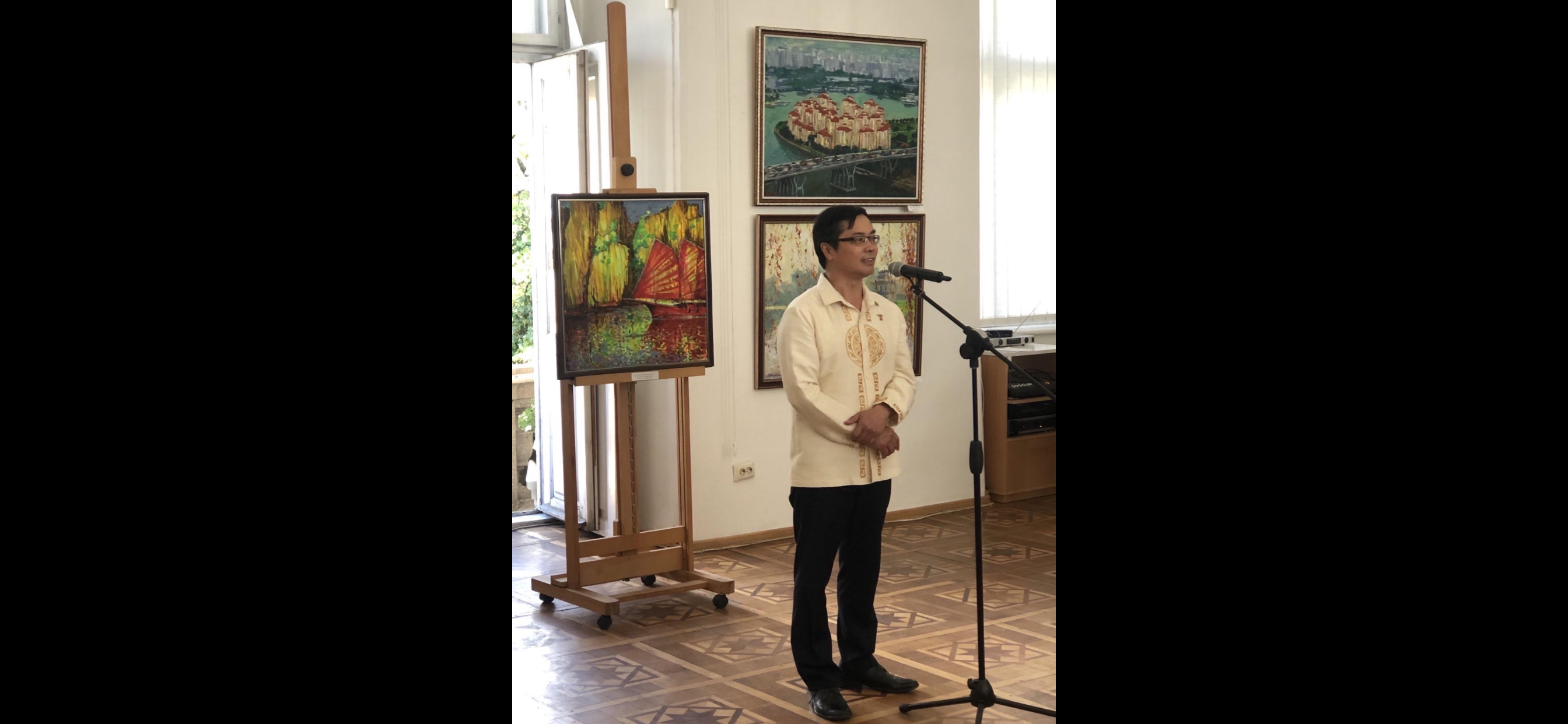 Đại sứ Nguyễn Hồng Thạch khai mạc triển lãm tranh Việt Nam tại Uzgorod