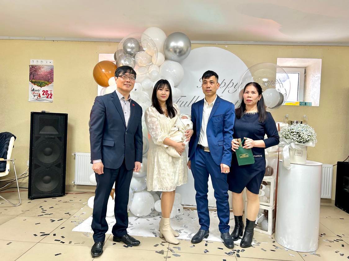 Đại sứ Nguyễn Hồng Thạch chúc mừng bà con Làng Sen có thêm 2 thành viên mới