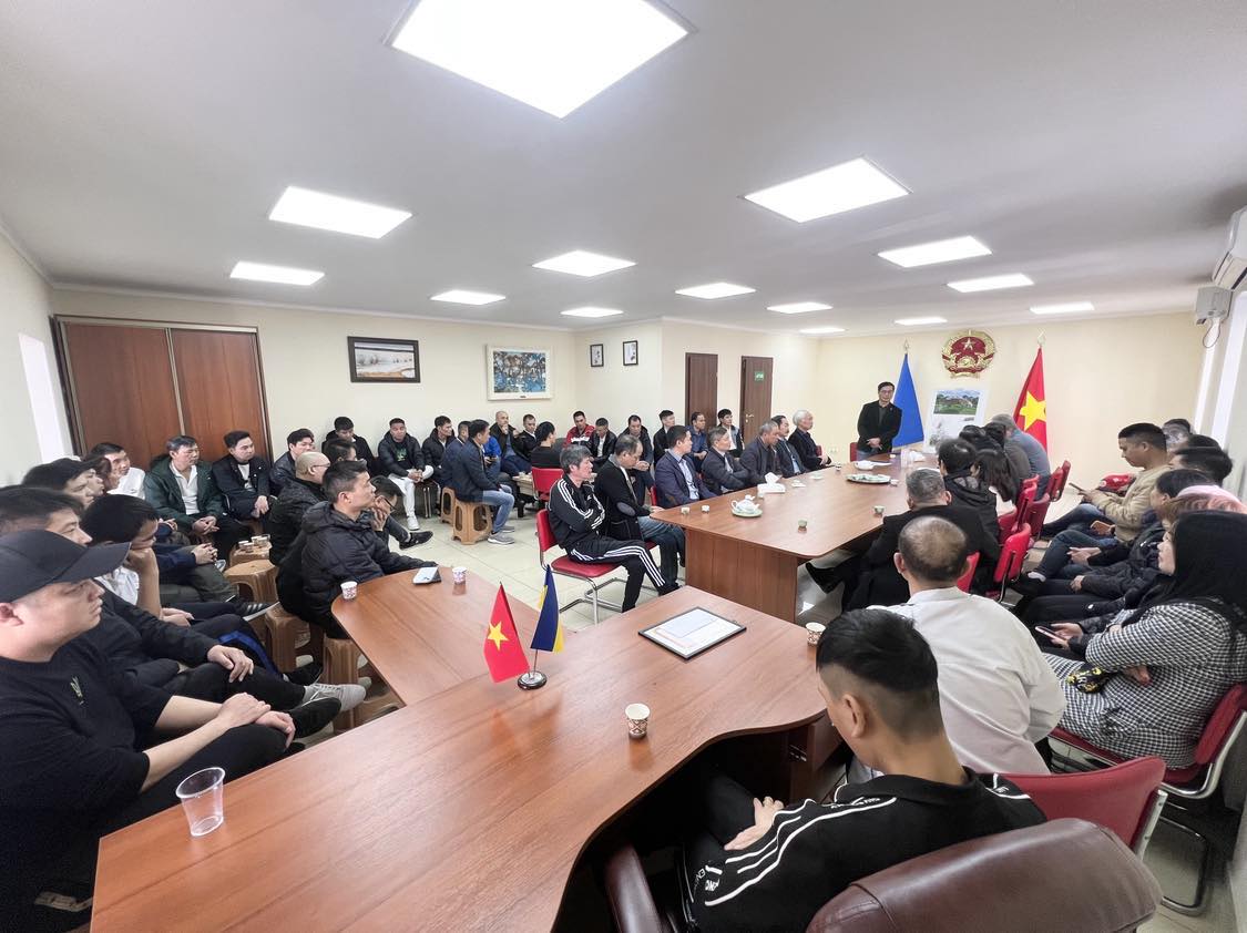 Đại sứ Nguyễn Hồng Thạch thăm cộng đồng tại Odesa